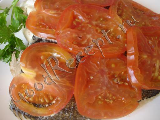 Камбала, запеченная с помидорами