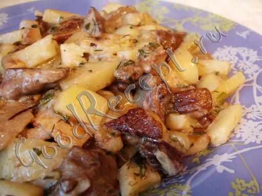 Картофель,  жареный с грибами и сметаной